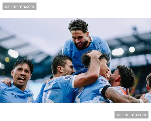 现场：曼城主场伊蒂哈德南看台巨型TIFO致敬俱乐部成立142周年