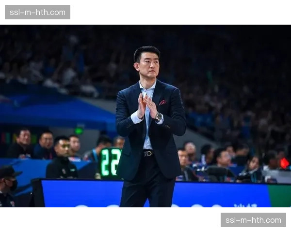 广厦主帅王博因向裁判投诉对手防守三秒未果吃到技术犯规